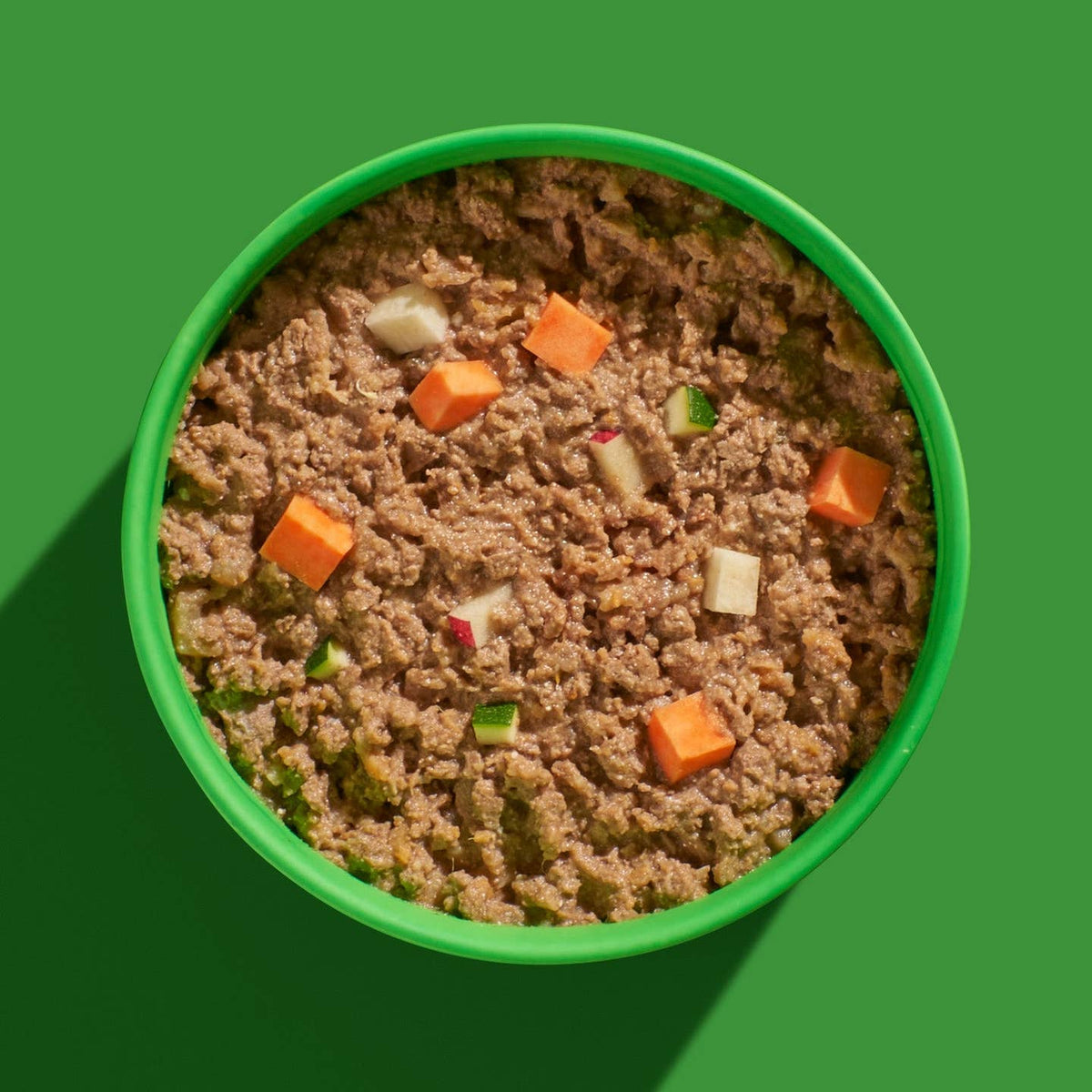 Gamelle verte remplie de viande et légumes vue de dessus