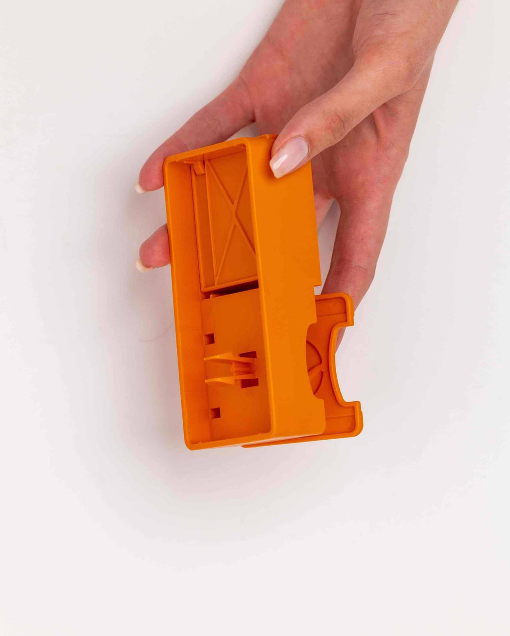 Main tenant le bloc orange de profil