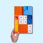 Main tenant l'assemblage de modules Pawzler orange et bleus