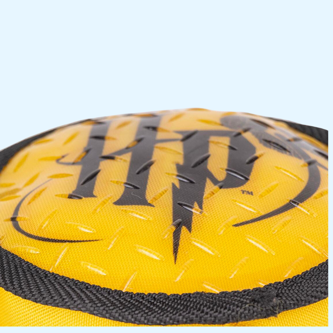 Gros plan sur le logo HP noir sur tissu jaune strié
