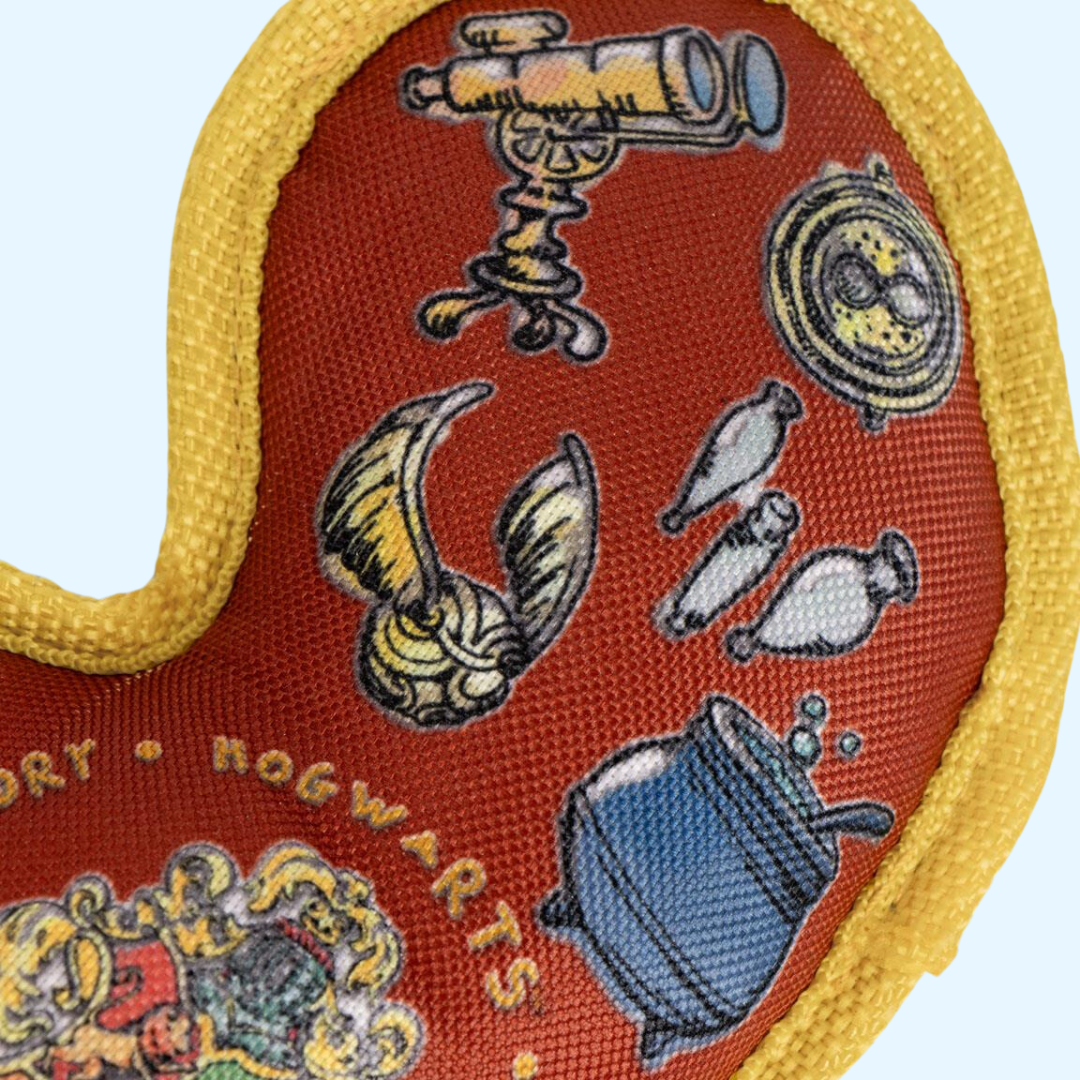 Gros plan sur les motifs vif d'or, chaudron et blason imprimés