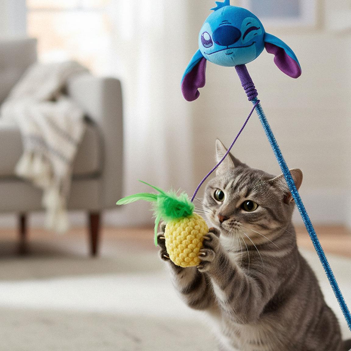 Chat tigré qui attrape l'ananas de la baguette Stitch