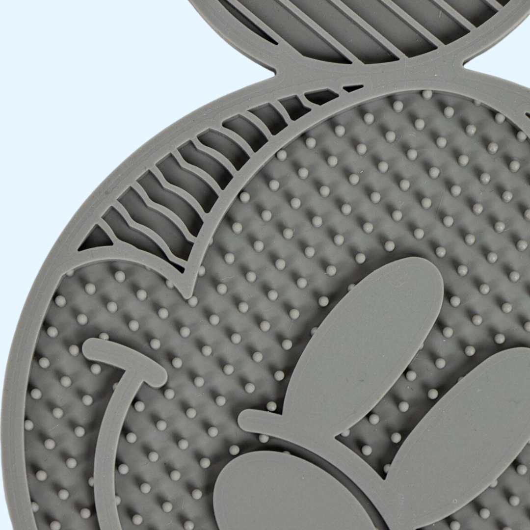 Gros plan sur les reliefs et rainures du visage de Mickey