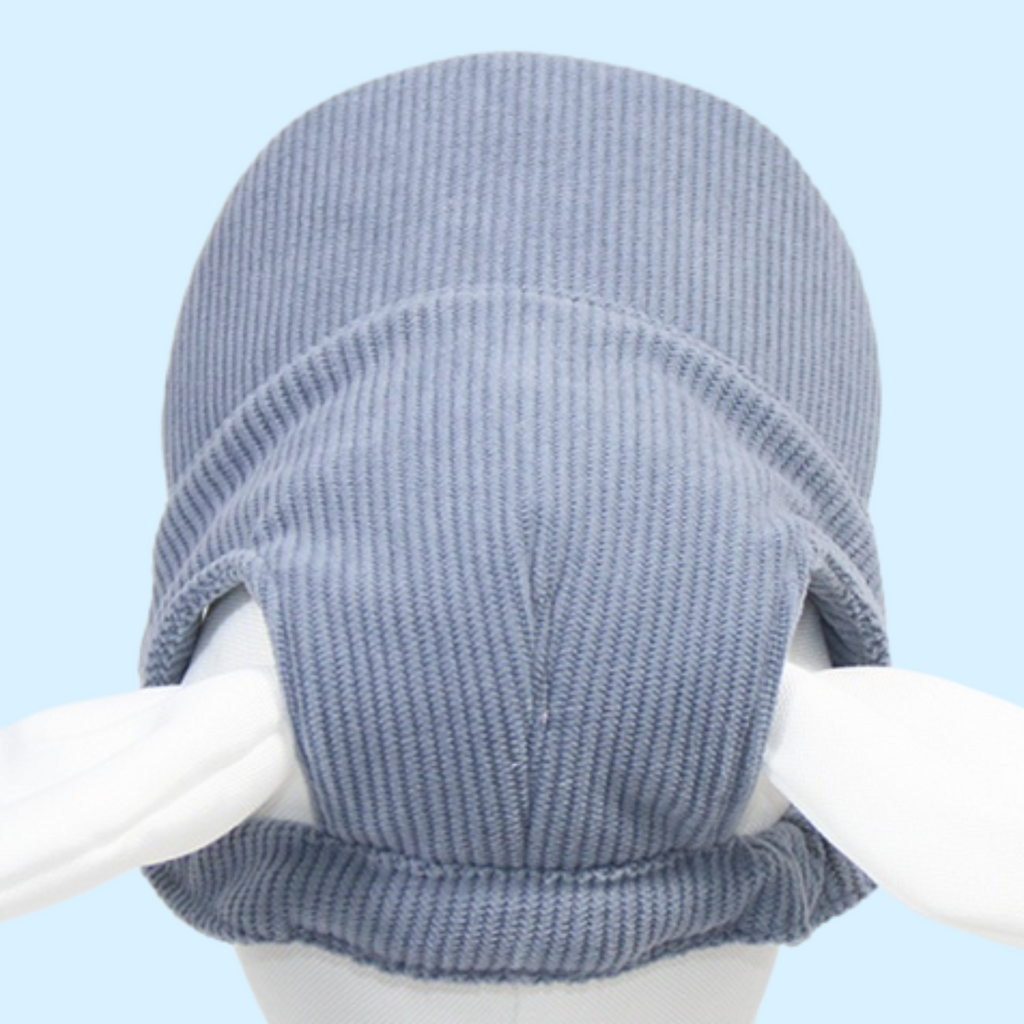 Casquette bleue posée sur un support blanc