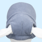 Casquette bleue posée sur un support blanc