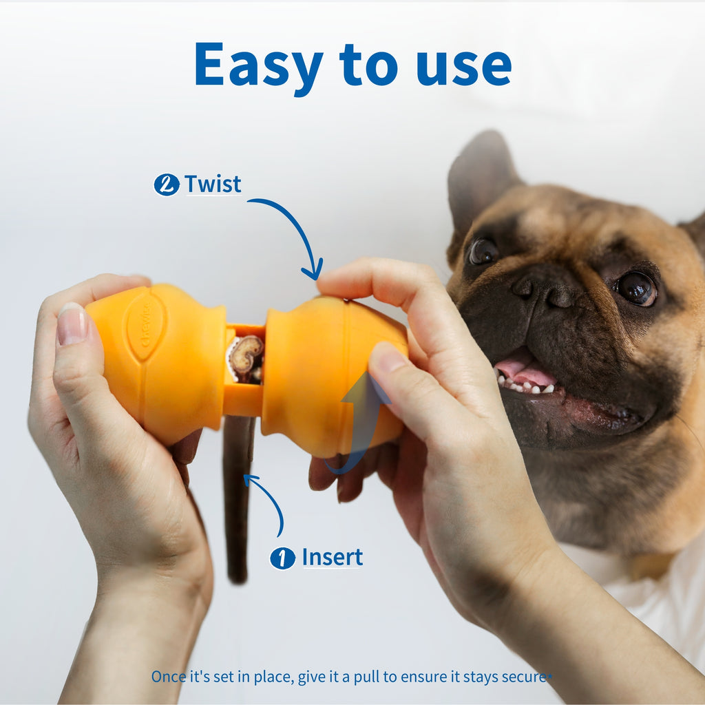 Mains qui vissent le support Chewise sur un bâtonnet devant un bouledogue