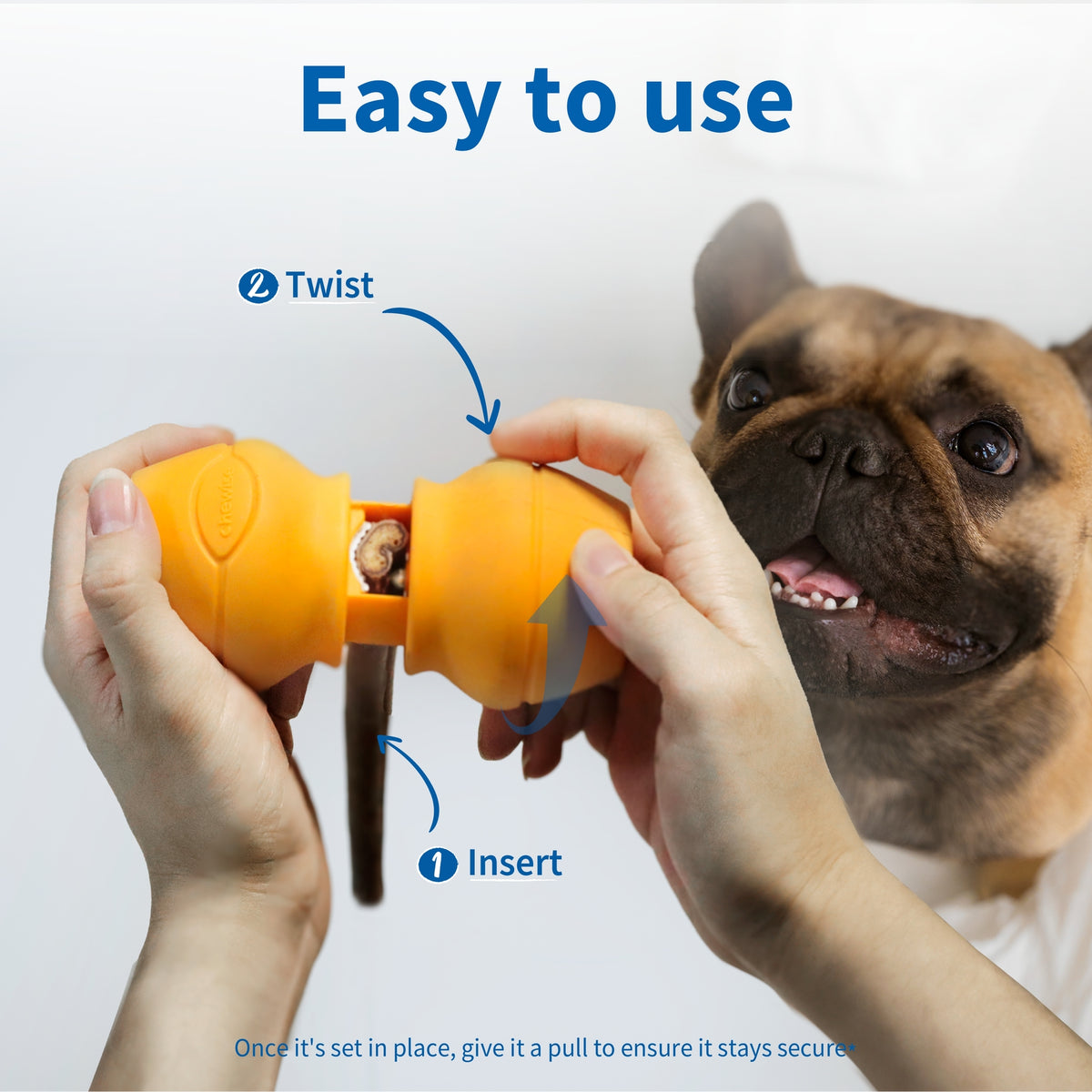 Mains qui vissent le support Chewise sur un bâtonnet devant un bouledogue