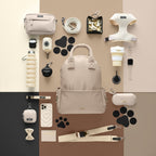 Sac beige entouré de ses accessoires vus du dessus