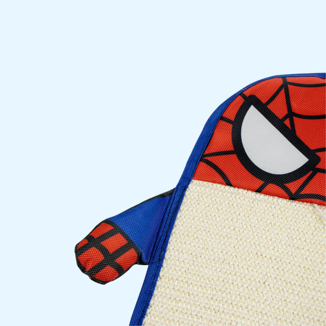 Gros plan sur le masque rouge et le tapis en sisal