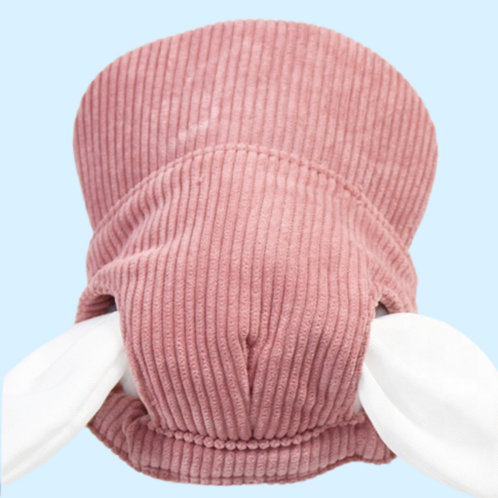 Casquette rose posée sur un support blanc
