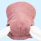 Casquette rose posée sur un support blanc