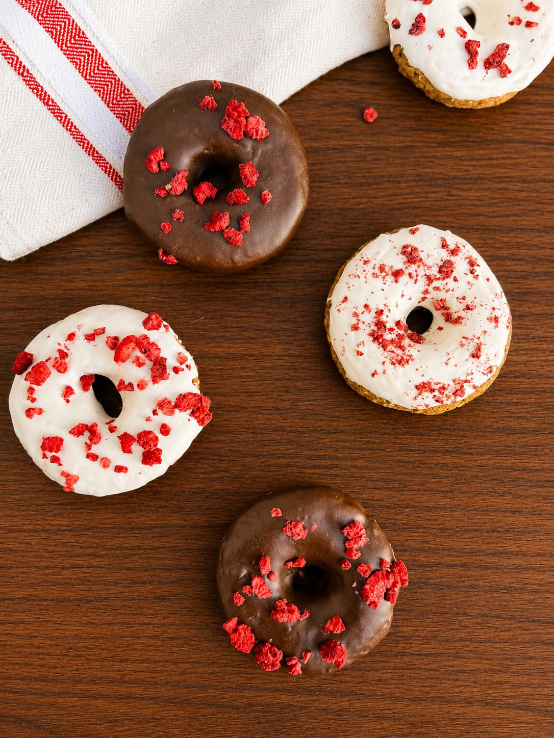 Donuts variés vus du dessus sur une table en bois