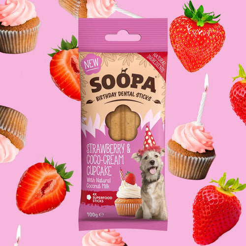 Paquet Soopa fraise coco entouré de fraises et de cupcakes