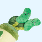 Gros plan sur deux cornichons souriants sortant du bocal