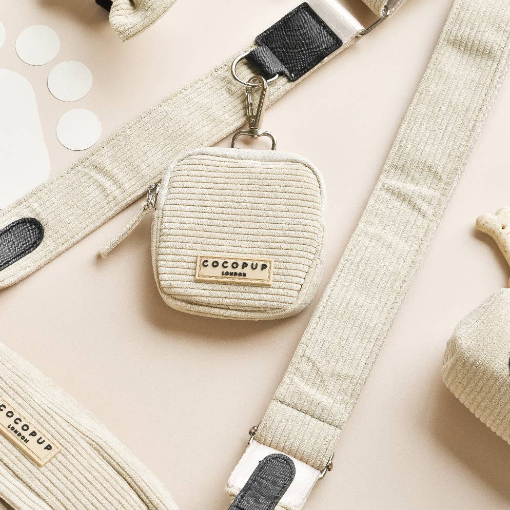 Pochette côtelée crème accrochée à une sangle écrue