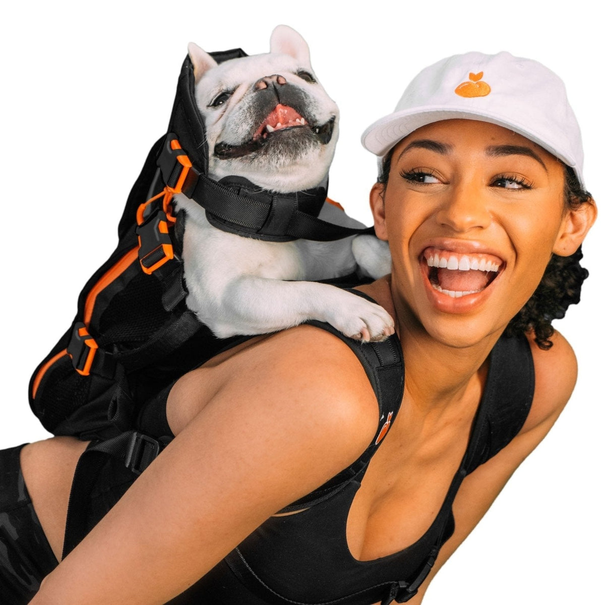 Femme riant avec un bouledogue dans le sac noir