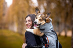 Femme serrant son chien porté dans le sac en forêt