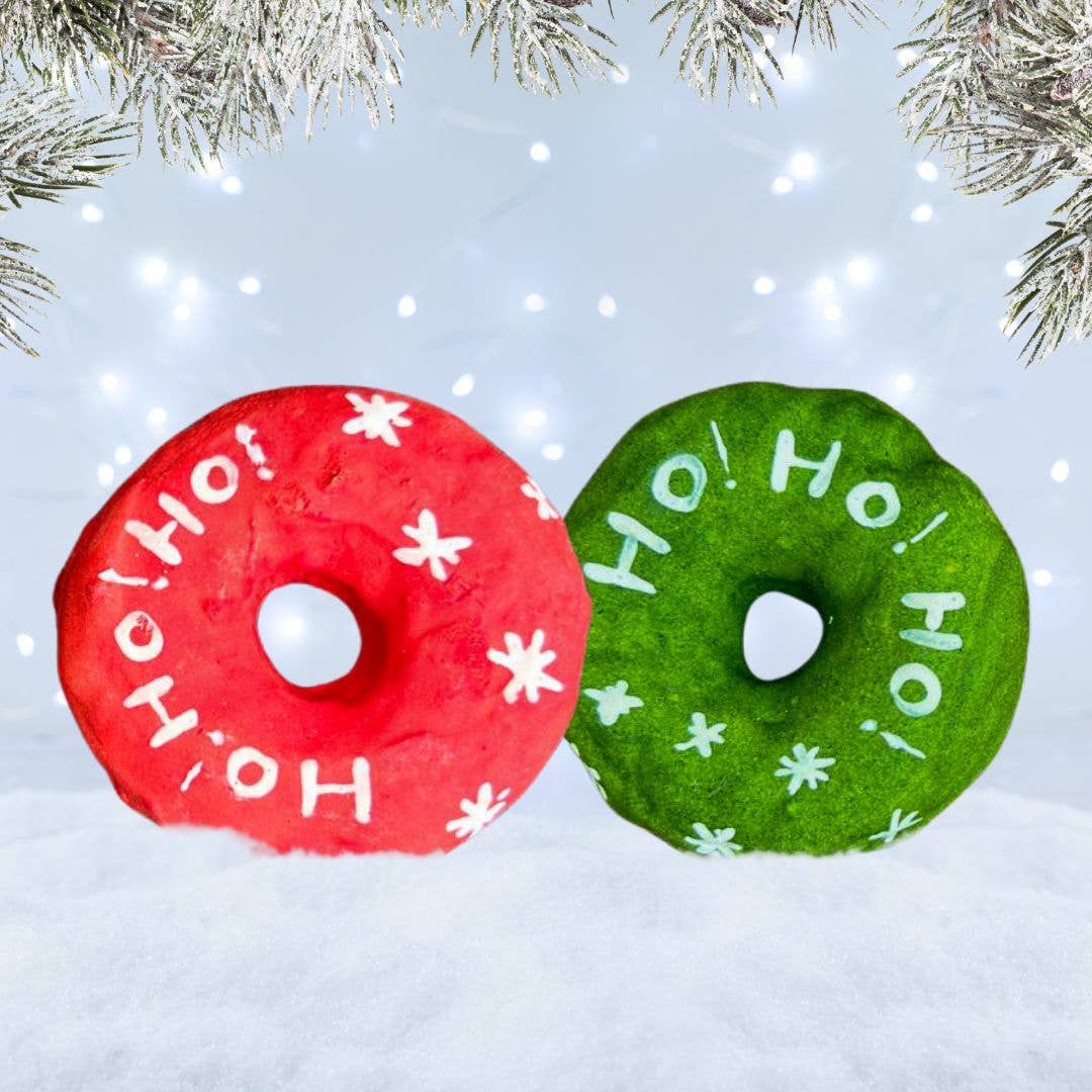 Deux donuts rouge et vert marqués Ho Ho sur la neige