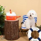 Bichon blanc sur un transat près d'une glacière posée sur une souche