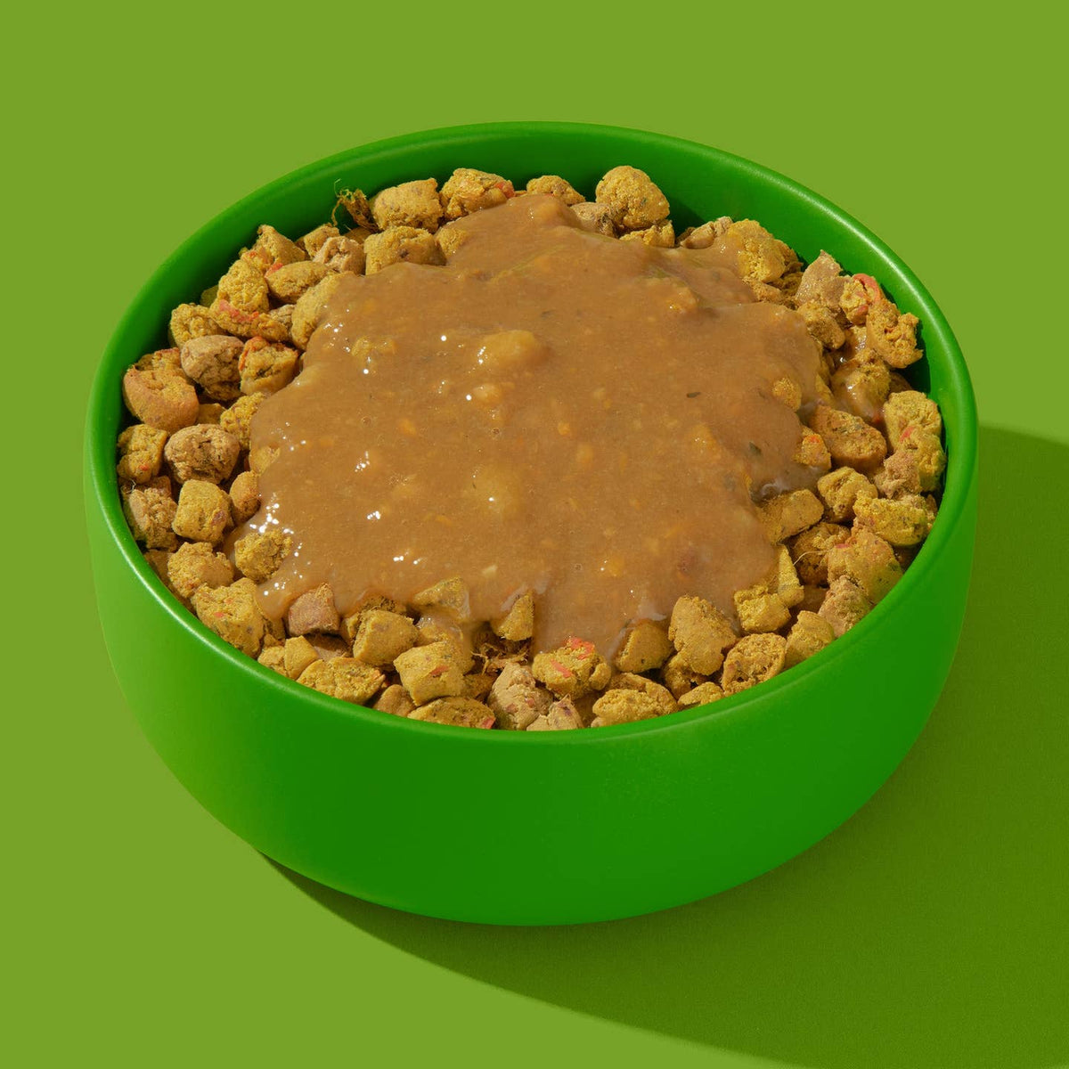Gamelle verte de croquettes nappées de smoothie