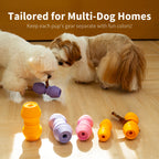 Petits chiens qui mâchent chacun leur support Chewise de couleur différente