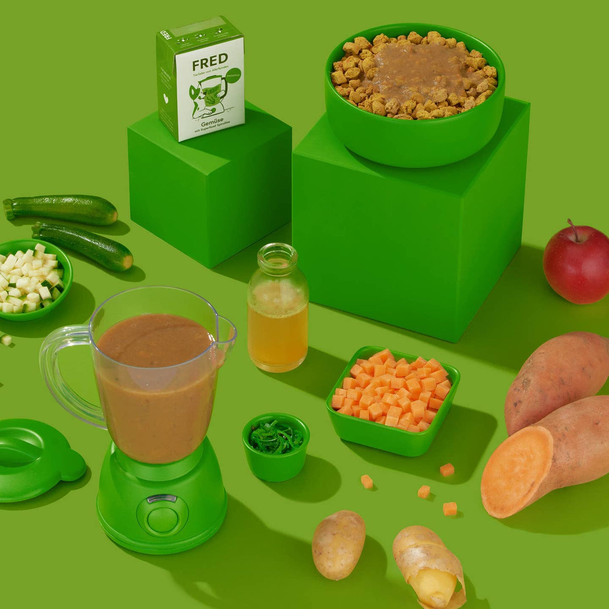 Brique, mixeur et légumes sur décor vert vif