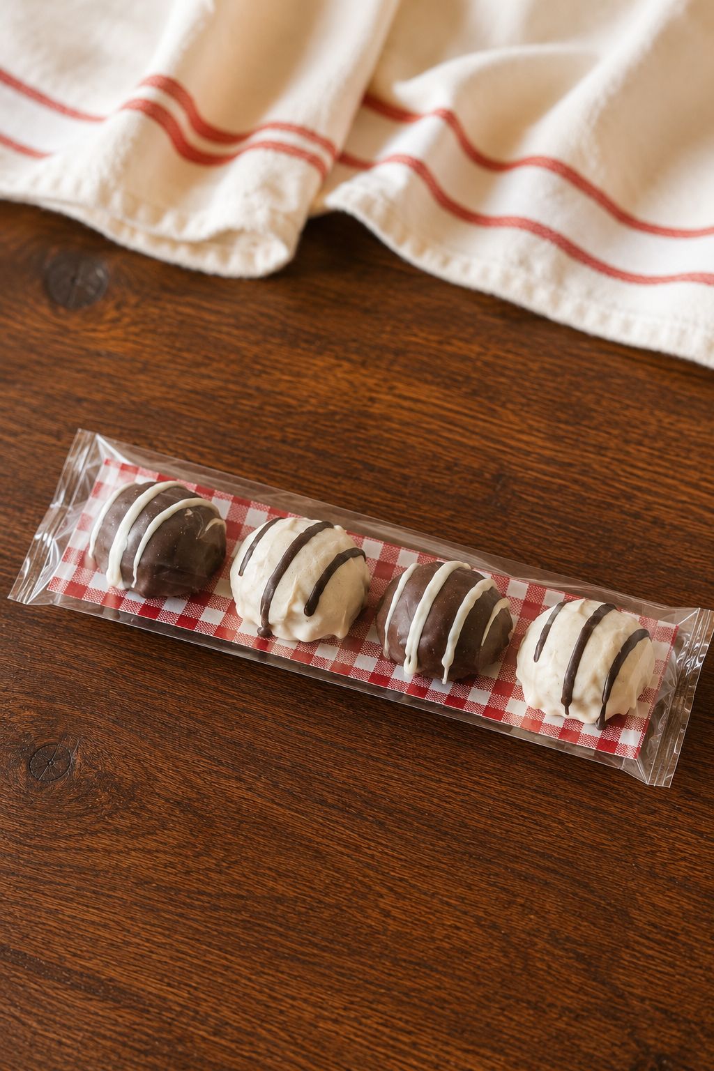 Sachet transparent de bouchées sur torchon rayé