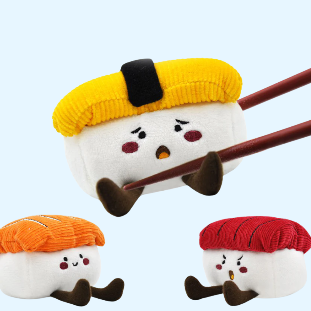Trois sushis rigolos et des baguettes en bois