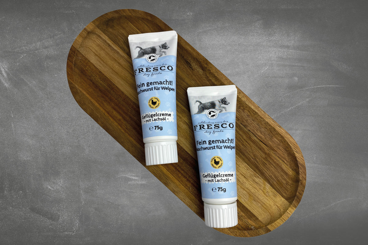 Deux tubes de crème sur plateau en bois