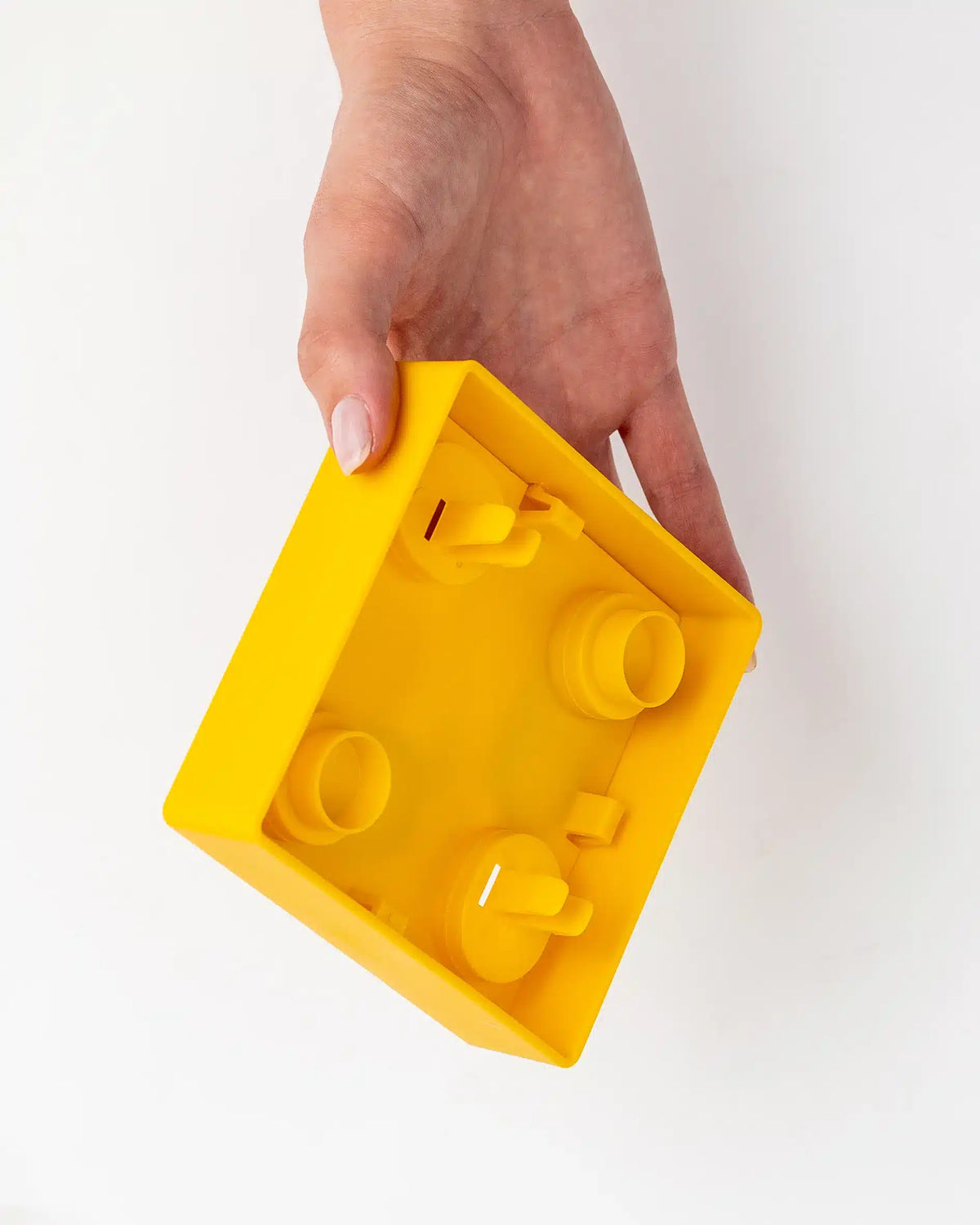 Dessous du carré jaune tenu à la main