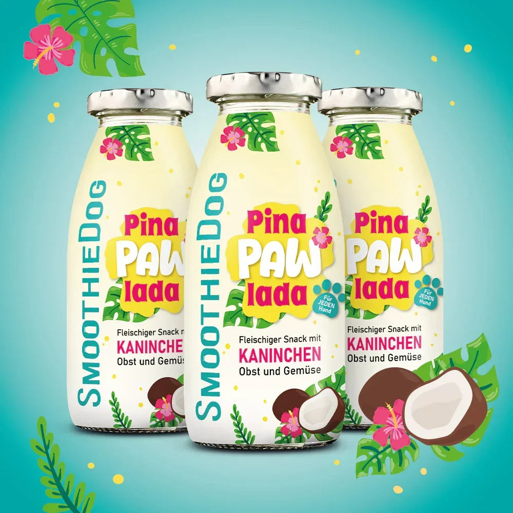Trois bouteilles sur fond turquoise avec feuilles tropicales