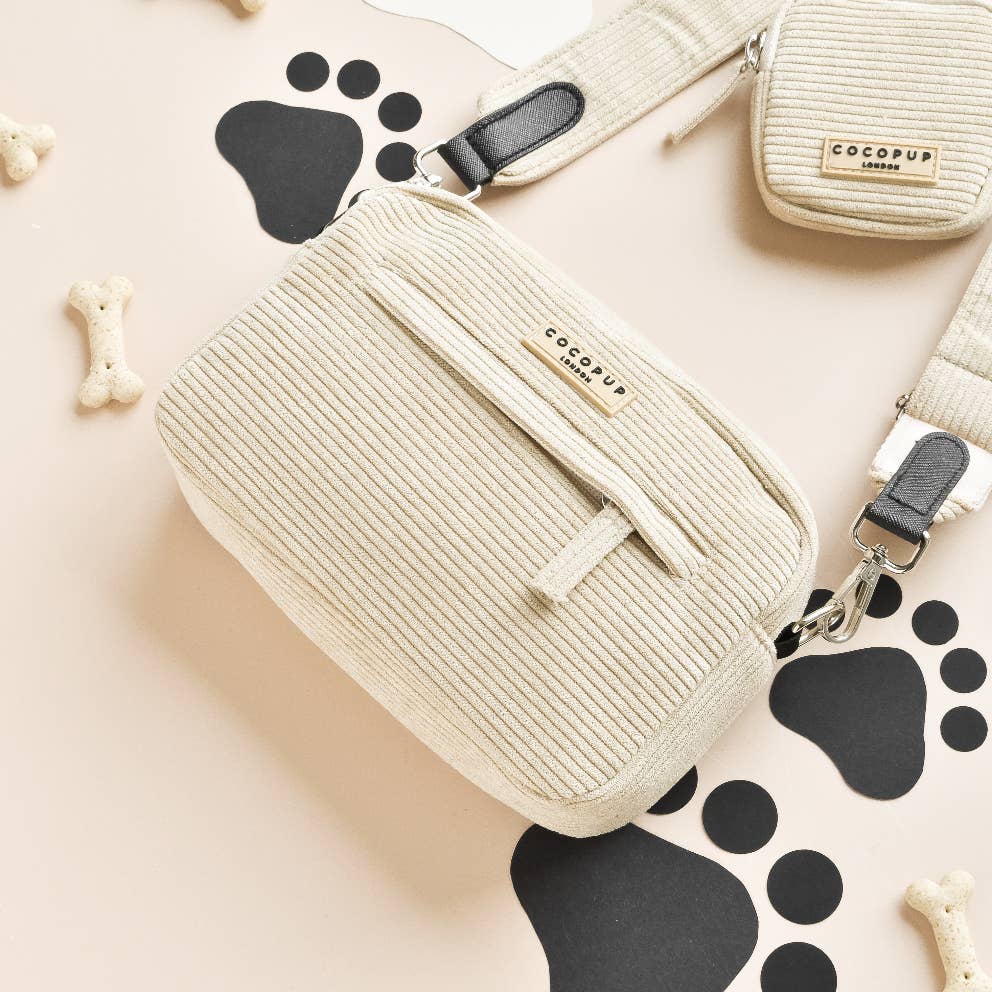 Sac crème sur fond à empreintes de pattes
