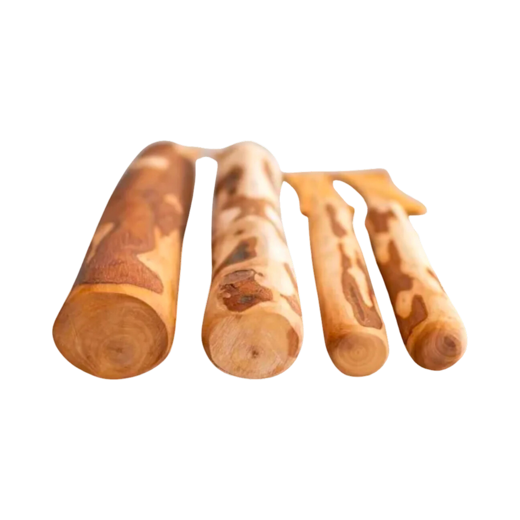 Quatre bâtons de bois d'olivier de tailles différentes