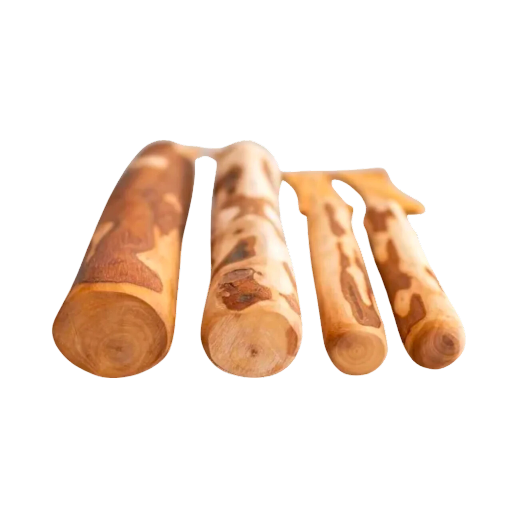 Quatre bâtons de bois d'olivier de tailles différentes