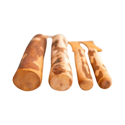 Quatre bâtons de bois d'olivier de tailles différentes