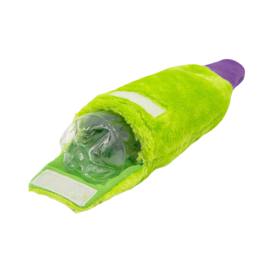 Housse verte ouverte montrant la bouteille plastique crissante