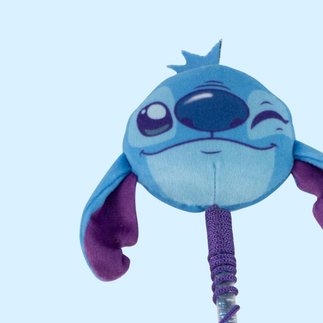 Gros plan sur la tête de Stitch qui fait un clin d'œil