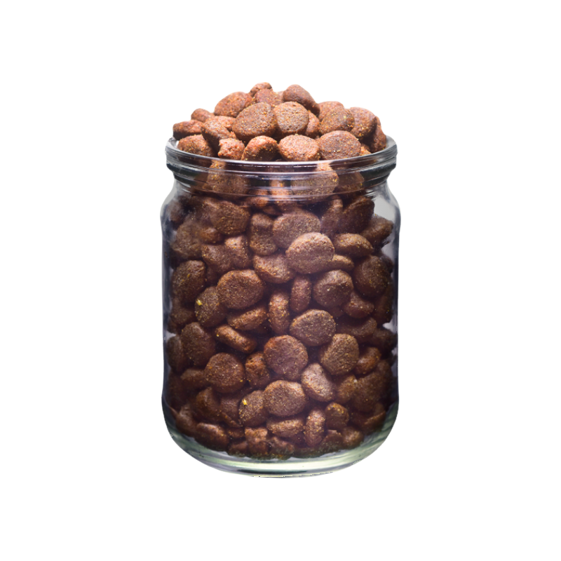 Bocal en verre plein de croquettes brun foncé