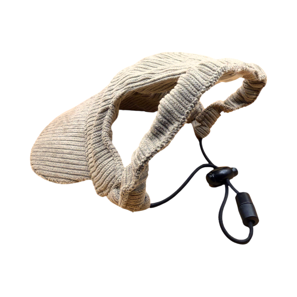 Casquette beige vue de dessous avec son cordon de serrage