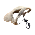 Casquette beige vue de dessous avec son cordon de serrage