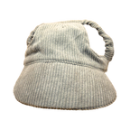 Casquette beige de face, visière arrondie