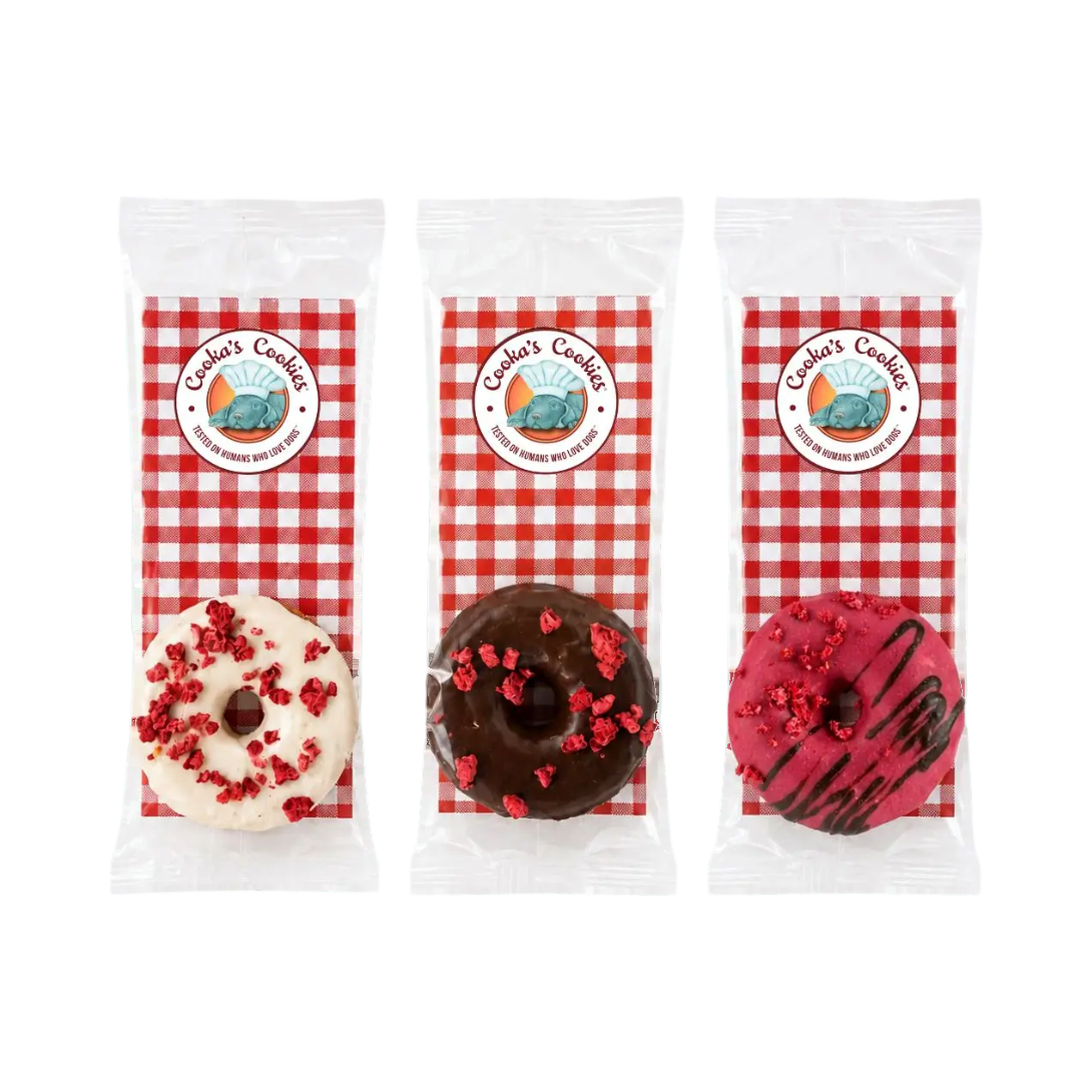Trois donuts Choco Berry emballés sous sachet à carreaux rouges