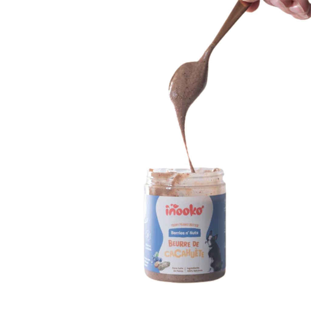 Cuillère soulevant la pâte rose au-dessus du pot ouvert