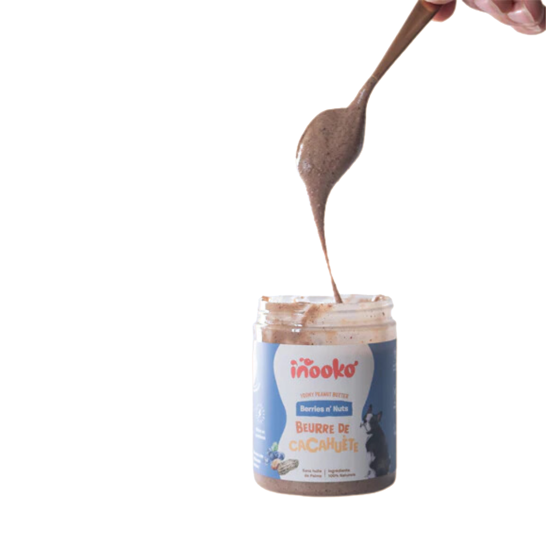 Cuillère soulevant la pâte rose au-dessus du pot ouvert