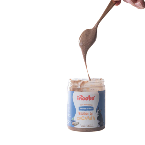 Cuillère soulevant la pâte rose au-dessus du pot ouvert