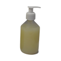 Flacon doseur transparent rempli d'huile jaune pâle