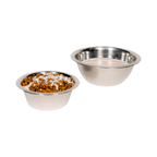 Deux gamelles inox, croquettes et kéfir versé