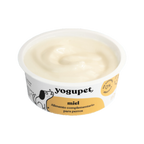 Pot ouvert rempli de yaourt blanc crémeux