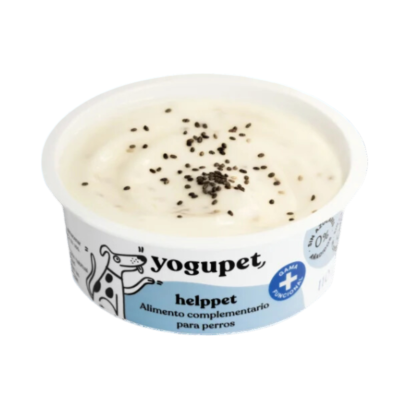 Pot ouvert de yaourt parsemé de graines noires