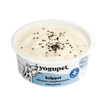 Pot ouvert de yaourt parsemé de graines noires